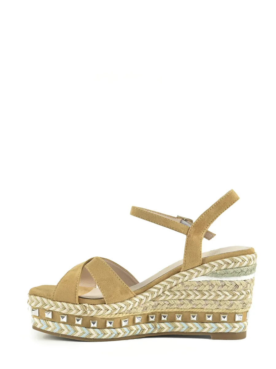 Sandalia Camel Tachas Azarey - Imagen 4