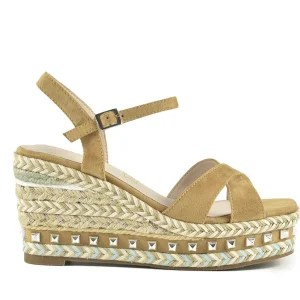 Sandalia Camel Tachas Azarey