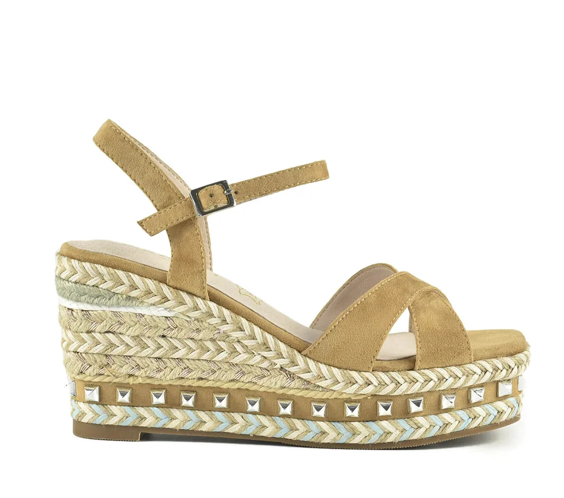 Sandalia Camel Tachas Azarey - Imagen 2