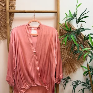 Blusa satinada larga
