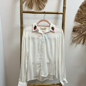 Camisa blanca con bordado de fresas CF