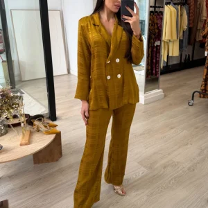 Conjunto blazer&pantalón mostaza