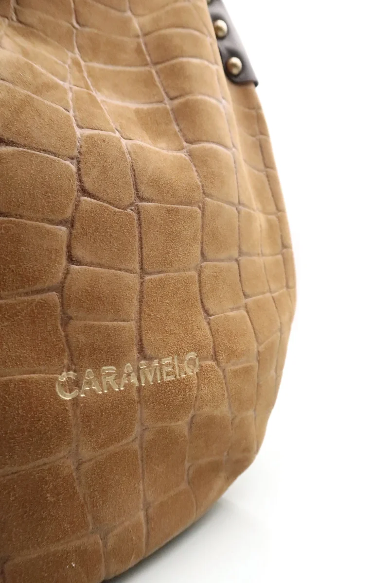 Bolso tipo saco Piel Serraje grabado Coco Caramelo Paola - Imagen 5