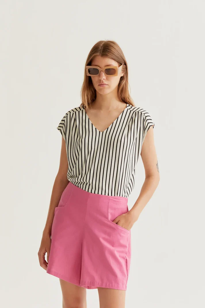 Camiseta con estampado rayas negras de Compañía Fantástica - Imagen 2