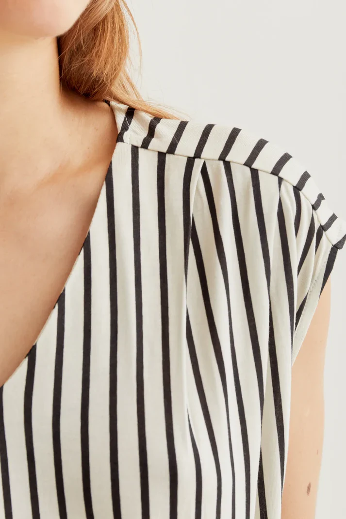 Camiseta con estampado rayas negras de Compañía Fantástica - Imagen 4