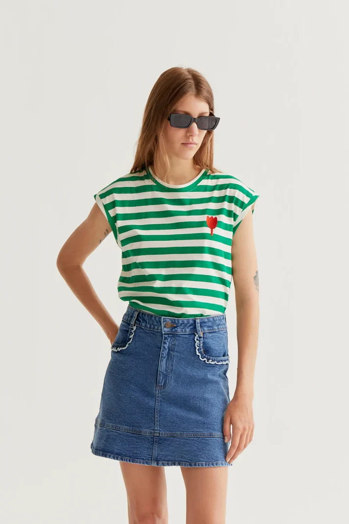 Camiseta con estampado de rayas verdes con bordado de tulipán Compañía Fantástica - Imagen 2