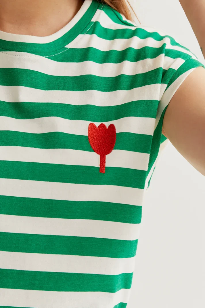 Camiseta con estampado de rayas verdes con bordado de tulipán Compañía Fantástica - Imagen 3