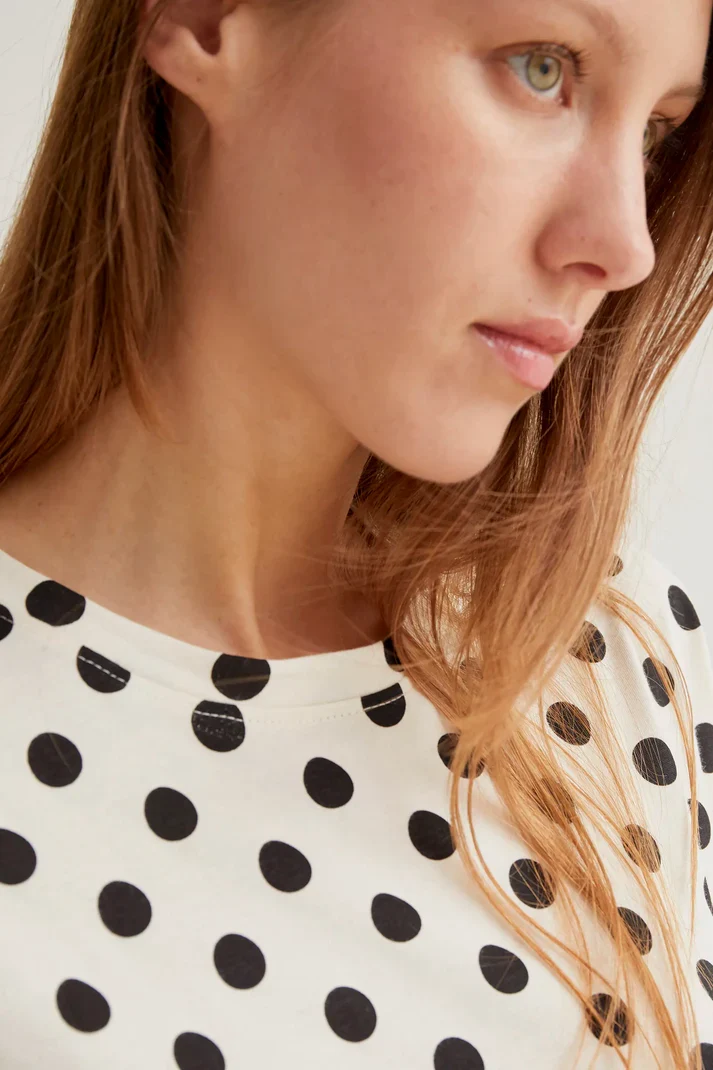 Camiseta de mujer con estampado de lunares Compañía Fantastica - Imagen 4