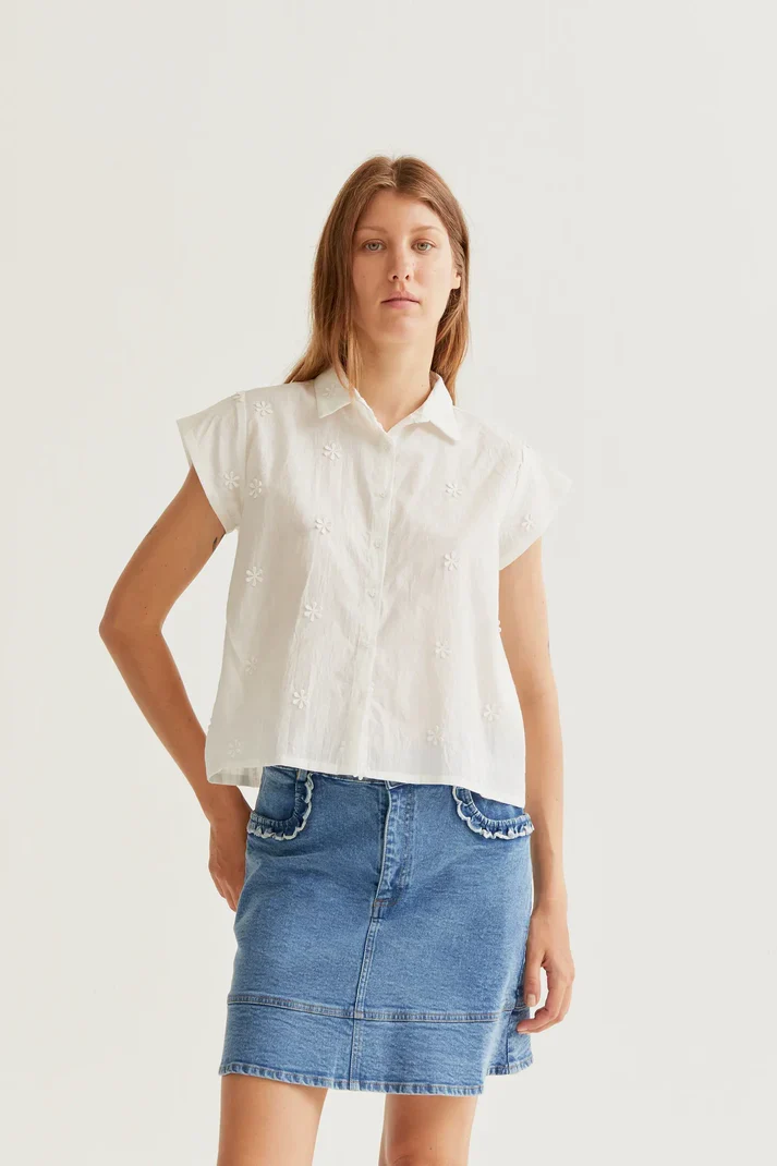 Camisa 100% algodón blanco con bordado floral Compañia