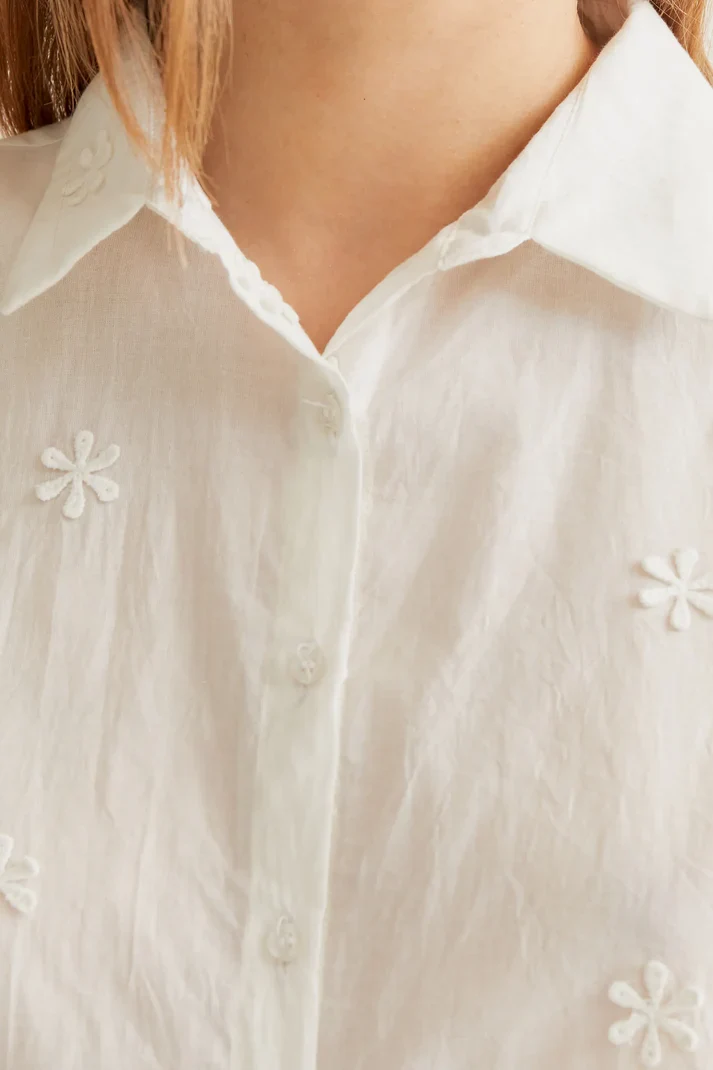 Camisa 100% algodón blanco con bordado floral Compañia - Imagen 4