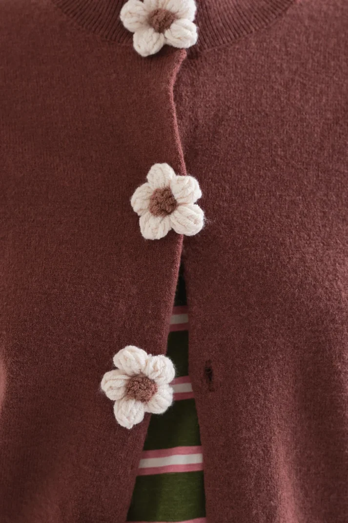 Cárdigan punto marrón con botones florales Compañía Fantástica - Imagen 5