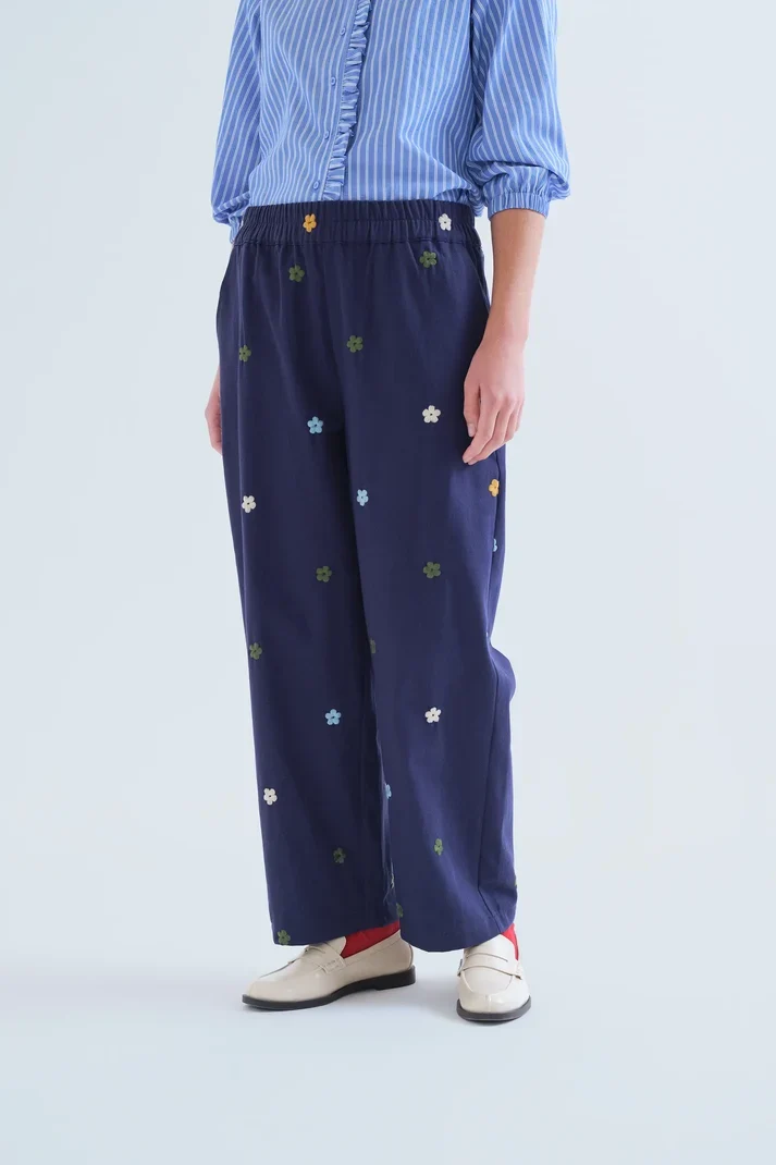 Pantalón 100% algodón azul marino con bordado de flores Compañía Fantástica - Imagen 2