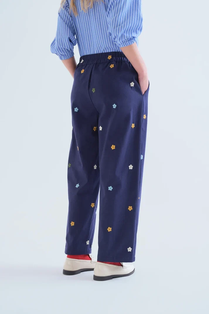 Pantalón 100% algodón azul marino con bordado de flores Compañía Fantástica - Imagen 4