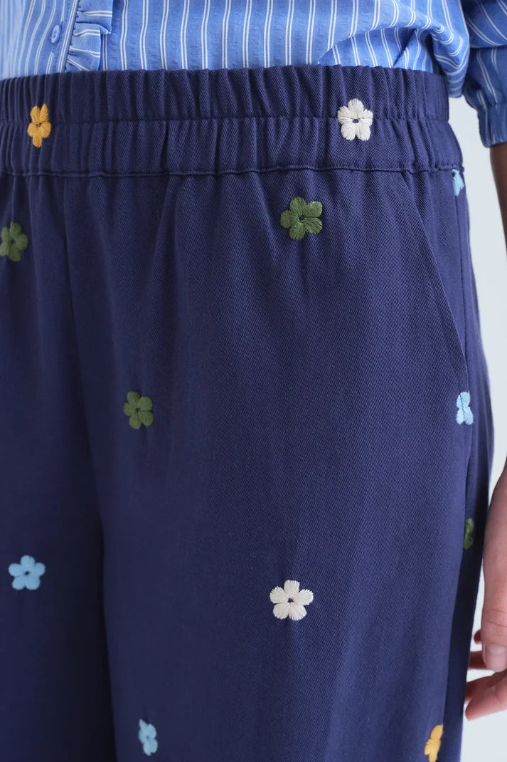 Pantalón 100% algodón azul marino con bordado de flores Compañía Fantástica - Imagen 3