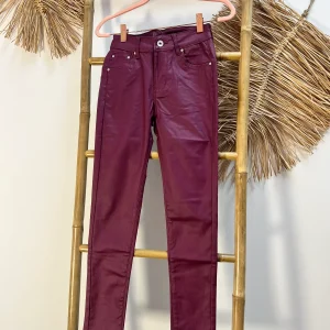 Pantalón polipiel burdeos