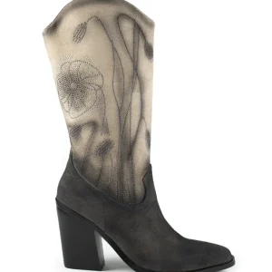 Bota Campera Estampada con Tachas