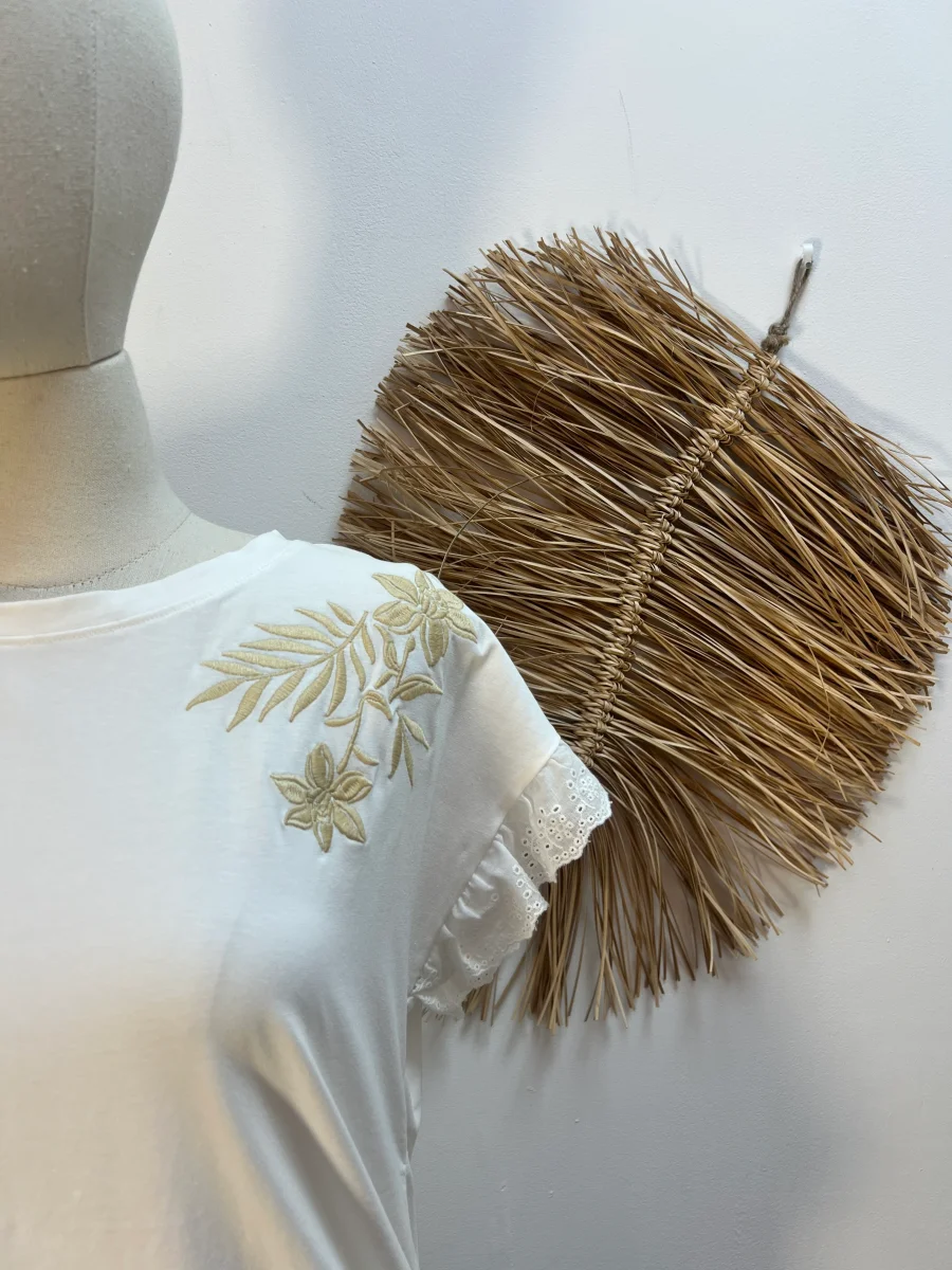 Camiseta tirantes bordado con flores - Imagen 3