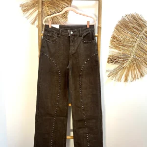 Jeans marrón tachuelas