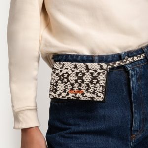 CARTERA CON CORREA ANIMAL PRINT OFF WHITE