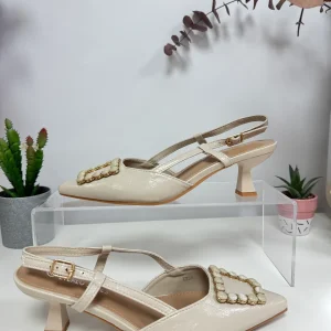 Tacón pequeño beige hebilla