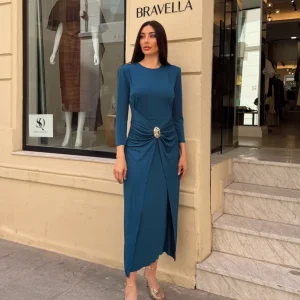 Vestido hombrera detalle