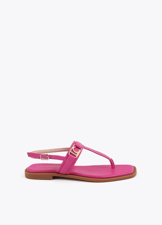 Sandalia Plana con Tira de Dedo y Hebilla Logotipada Lola Casademunt