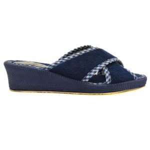 Zapatilla chinela o destalonada con cuña 5 cm y tiras cruzadas Alcalde-7800